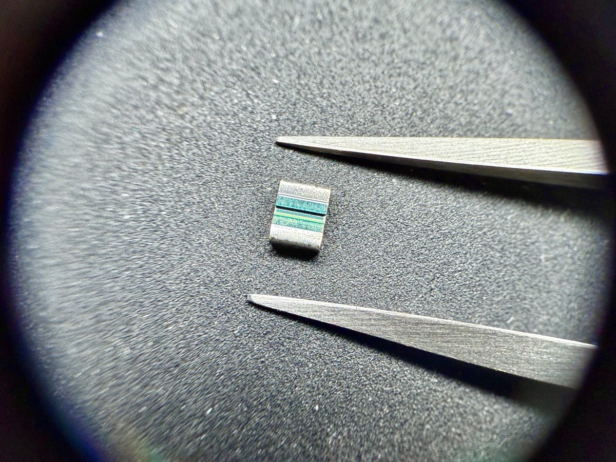 eear_gacky's tweet image. これ、e☆ラボポタアン「Riccia」(リシア)に使われているコンデンサーなんだけど、翡翠のような色してて綺麗( ´ ▽ `*)ﾉ&amp;lt;色の個体差あってはんだ付け楽しめる♪)