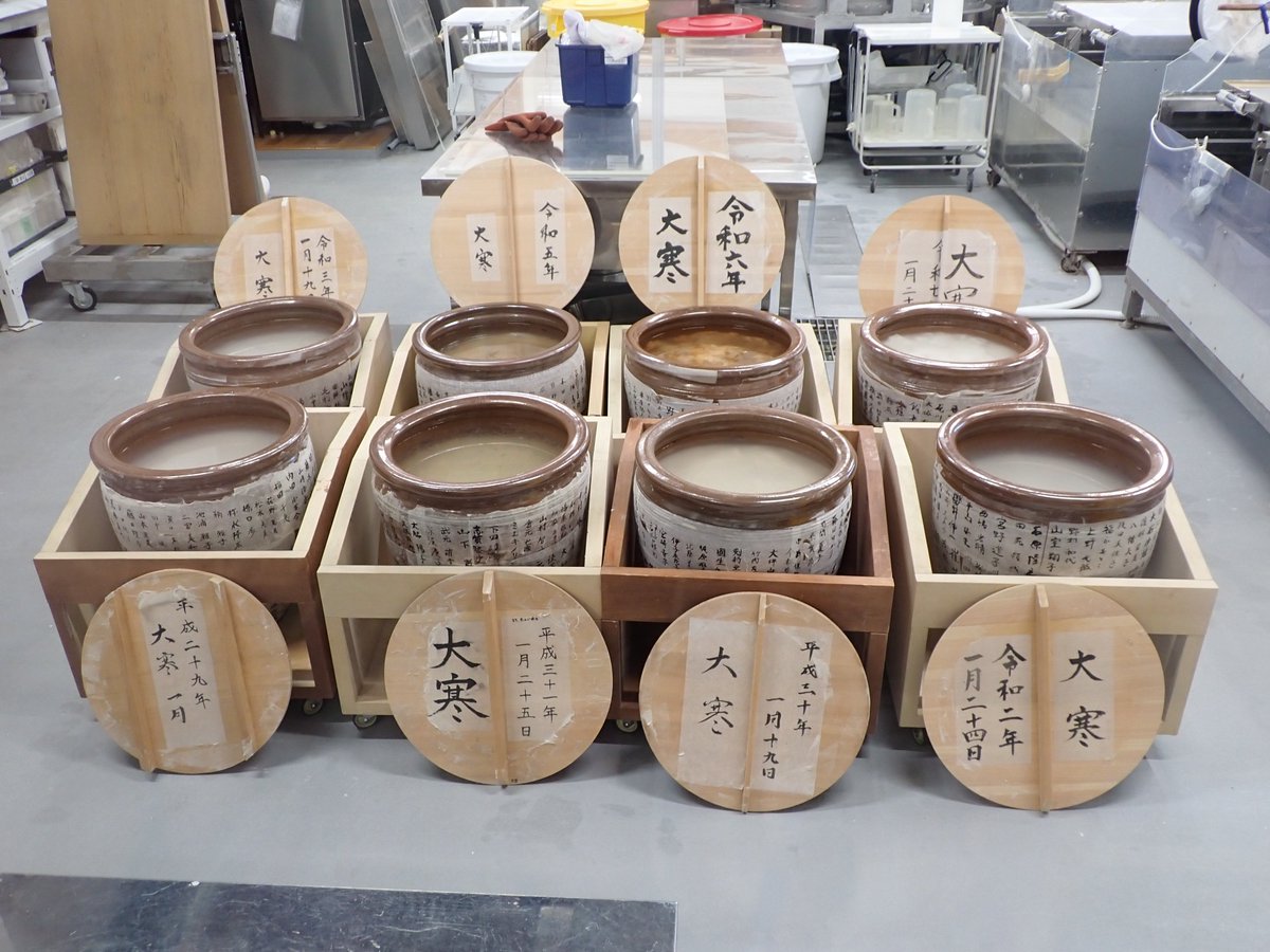 大寒の時期に毎年恒例の寒糊炊きを行いました。
小麦でんぷんに水を加えて炊いたものを新糊、10年寝かせたものを古糊といいます。糊は絵画や書跡の修理に欠かせません。
修理技術者、職員、ボランティアスタッフら約100人が参加し、焦げないように交代で糊をかき混ぜました。
#九州国立博物館