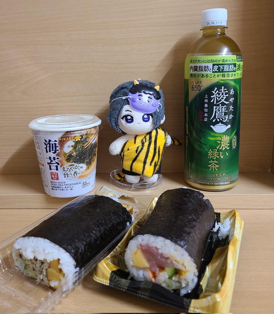 お昼抜きだったので～さっき食べた🕒️今日は節分～毎年楽しみにしてるお魚屋さんの恵方巻き⬇️あなご巻きと特選海鮮巻き。うに、いた？気づかなかったわ🤭