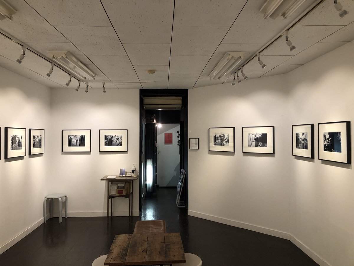 InfoJunktion's tweet image. サードディストリクトギャラリーでは牟田義仁写真展「copypasta」を2月8日（日）まで会期中無休で開催中です。
個の眼差しからカメラの視野を解放する、ノー・ファインダー撮影のストリート・スナップショットによる写真（史）再考の試み。
是非ご覧ください。
3rddg.com