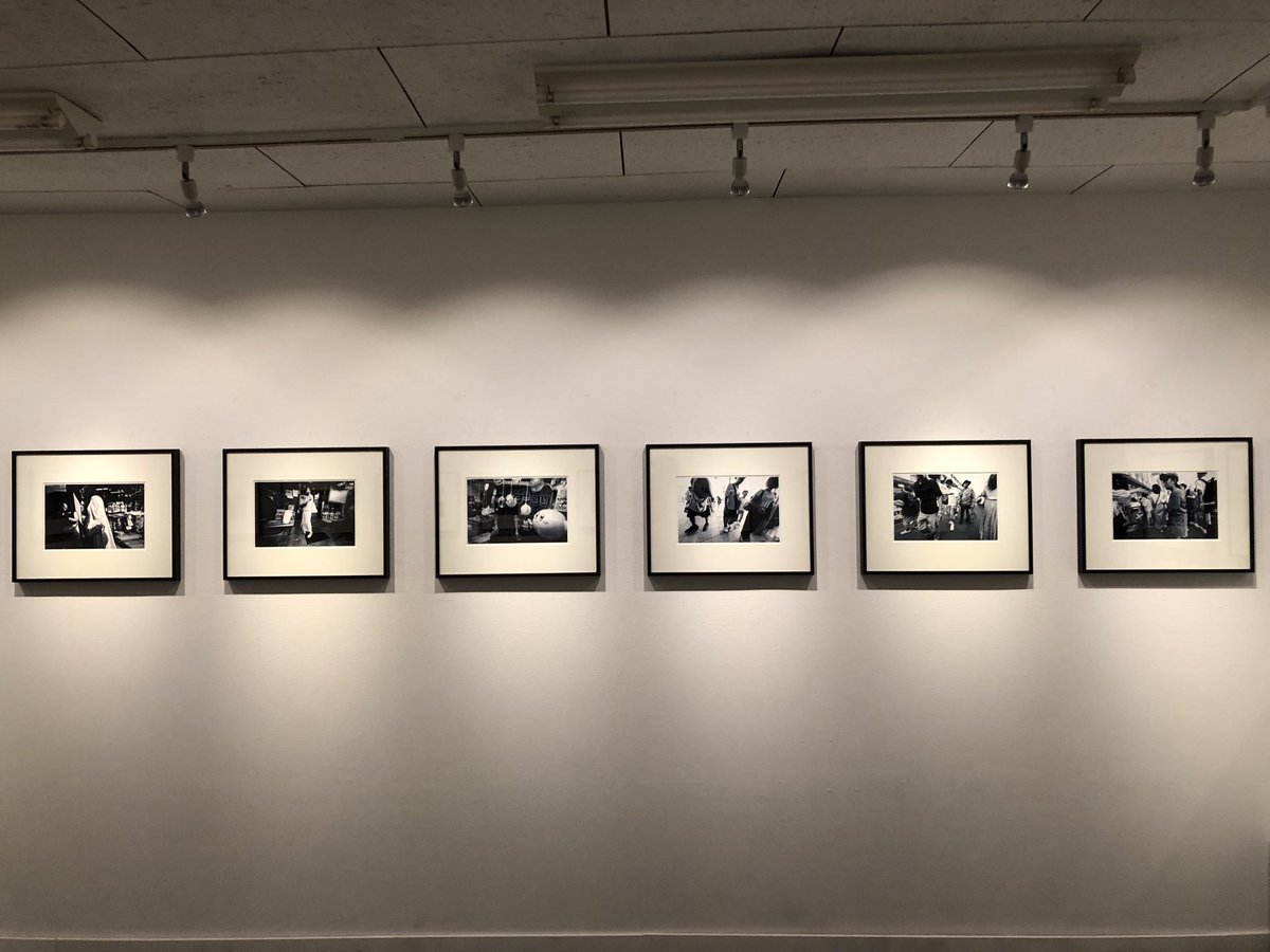 InfoJunktion's tweet image. サードディストリクトギャラリーでは牟田義仁写真展「copypasta」を2月8日（日）まで会期中無休で開催中です。
個の眼差しからカメラの視野を解放する、ノー・ファインダー撮影のストリート・スナップショットによる写真（史）再考の試み。
是非ご覧ください。
3rddg.com