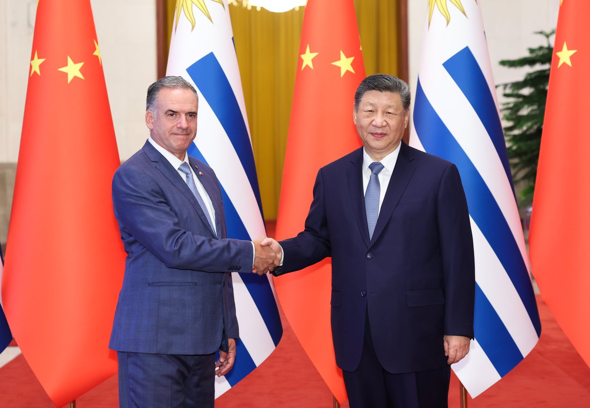 President Xi Jinping held talks with President Yamandú Orsi of Uruguay <a href="/OrsiYamandu/">Yamandú Orsi</a> <a href="/CancilleriaUy/">Cancillería Uruguay 🇺🇾</a>.
 
Despite long distance between the two countries, China and Uruguay share similar ideals and profound friendship. On this very day 38 years ago, China and Uruguay established
