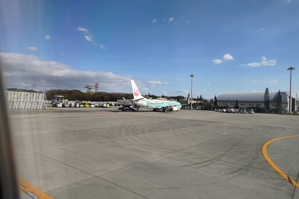 Marveric67's tweet photo. 那覇空港にて、結ジンベイ見つけました。乗りたい。 https://t.co/RWRLt9kfIr