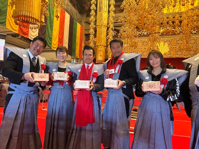 大本山 #總持寺 にて行われました今年の『#節分会』

#佐々木健介 さん、#北斗晶 さん、#Sareee さん
#アントニオ小猪木 さん、#アントキの猪木 さん他
参加して行われました。

總持寺では、『福は内』のみの発声
仏は『鬼』をも許す心で
『福』のみの発声となっているようです。