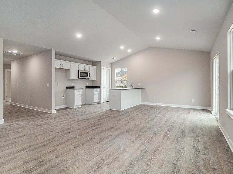 Houses and Apartments Available for Rent – $850 Monthly. Ready to Move In. I Don't Check Records, and Pets Are Allowed. Message Me If You're Looking to Rent a Space.