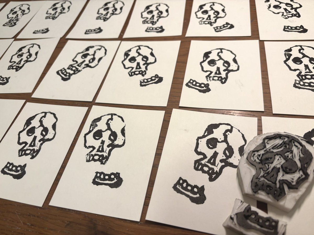 量産している
#イラスト  #消しゴムハンコ
#ドクロ
#絵描きさんと繋がりたい 
#イラスト好きさんと繋がりたい   
#絵柄が好みっていう人にフォローされたい