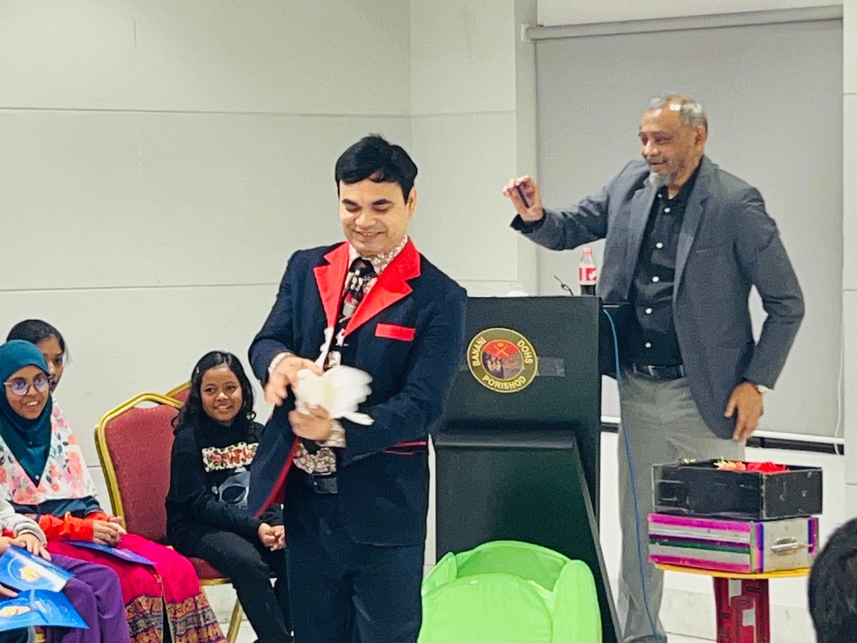 magiceventbd's tweet image. ✨Cheers to all the champions of the Badminton Tournament!
🪄Celebrating victory, teamwork &amp;amp; sportsmanship at Banani DOSH Community Club, Dhaka🇧🇩.
Adding extra excitement with a live Magic Show by Magician Omar Sharif in BD.
#BadmintonTournament #MagicShow #MagicianOmarSharif #BD