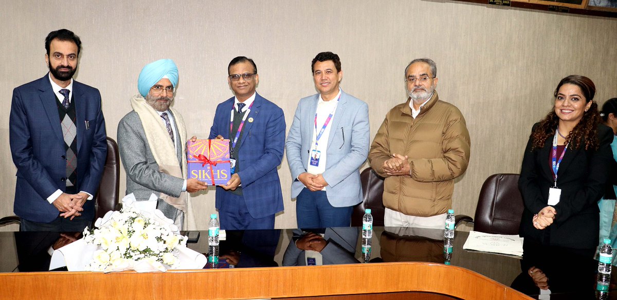 Hellobanker_in's tweet photo. SBI signs MoU with Punjabi University. SBI will provide special offers to employees of Punjabi University such as free insurance upto Rs 1.6 crore. 

Read details: https://t.co/8mh453RoBn

@TheOfficialSBI #punjabiuniversity #sbi #banking https://t.co/gA0BNLTyMV