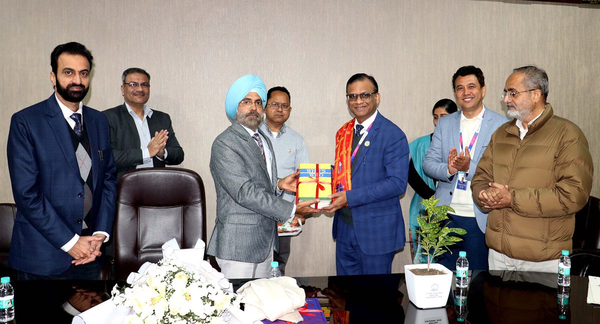 Hellobanker_in's tweet photo. SBI signs MoU with Punjabi University. SBI will provide special offers to employees of Punjabi University such as free insurance upto Rs 1.6 crore. 

Read details: https://t.co/8mh453RoBn

@TheOfficialSBI #punjabiuniversity #sbi #banking https://t.co/gA0BNLTyMV