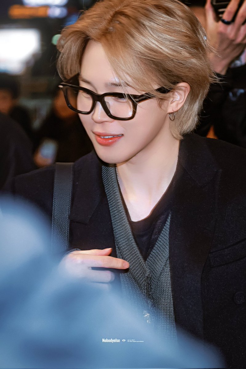 오늘은 여기 눕겠소 ...(관뚜껑 덮는 소리)
JIMIN JIMIN 
#JIMIN #지민 #ParkJimin #JIMINxDIOR