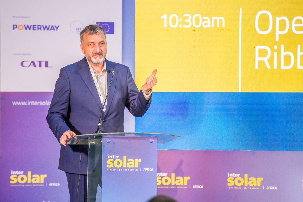 BSWSolareV's tweet photo. David Wedepohl, Geschäftsführer Internationales beim BSW-Solar, sprach heute auf der Intersolar Africa: "Dass die Intersolar Africa in Nairobi stattfindet, ist ein wichtiges Signal: Ostafrika gehört zu den Regionen, in denen Photovoltaik und Speicher besonders schnell an Bedeutung gewinnen – sowohl für Unternehmen als auch für den Ausbau der Energieinfrastruktur. Nairobi ist dafür ein starker Standort, weil hier zentrale Marktakteure, Projektentwickler, Investoren und politische Entscheidungsträger zusammenkommen. Genau diesen Austausch braucht es, um aus guten Projekten real finanzierte und umgesetzte Anlagen zu machen." 

Mehr Informationen finden Sie hier: https://t.co/faPRAogRpJ

#solarwirtschaft