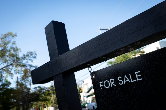AzureCapital_'s tweet photo. 🏠 The American dream just got a risky shortcut.

Trump’s new housing plan could let Americans use their 401(k) retirement savings for a home down payment. 💸➡️🏡

For millions priced out of the market, this sounds like hope: No more waiting years. No more chasing rising house prices. Just unlock your retirement fund and buy now.

But here’s the twist…
⚖️ It’s a trade off between today and tomorrow.
You get keys to a house now… but you shrink the safety net meant for your future.

Supporters call it freedom and flexibility.
Critics call it borrowing from your older self.

In a world of high rent and expensive mortgages, the pressure is real. Yet history teaches one hard lesson:
Short-term fixes often carry long-term consequences.

💭 Is this smart opportunity…
or desperation disguised as policy?

One thing is certain:
This plan turns retirement savings into a tool of survival, not just security.
And that says a lot about where the economy really is.

#HousingMarket #401k #Economy #Trump #FinancialFuture 🏠📉💬