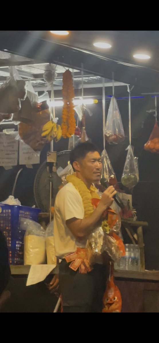 คุณเขาดูผิดหวังกับชาวจันบุหลี ทำไมไม่มีใครขอซักเพลงเลย