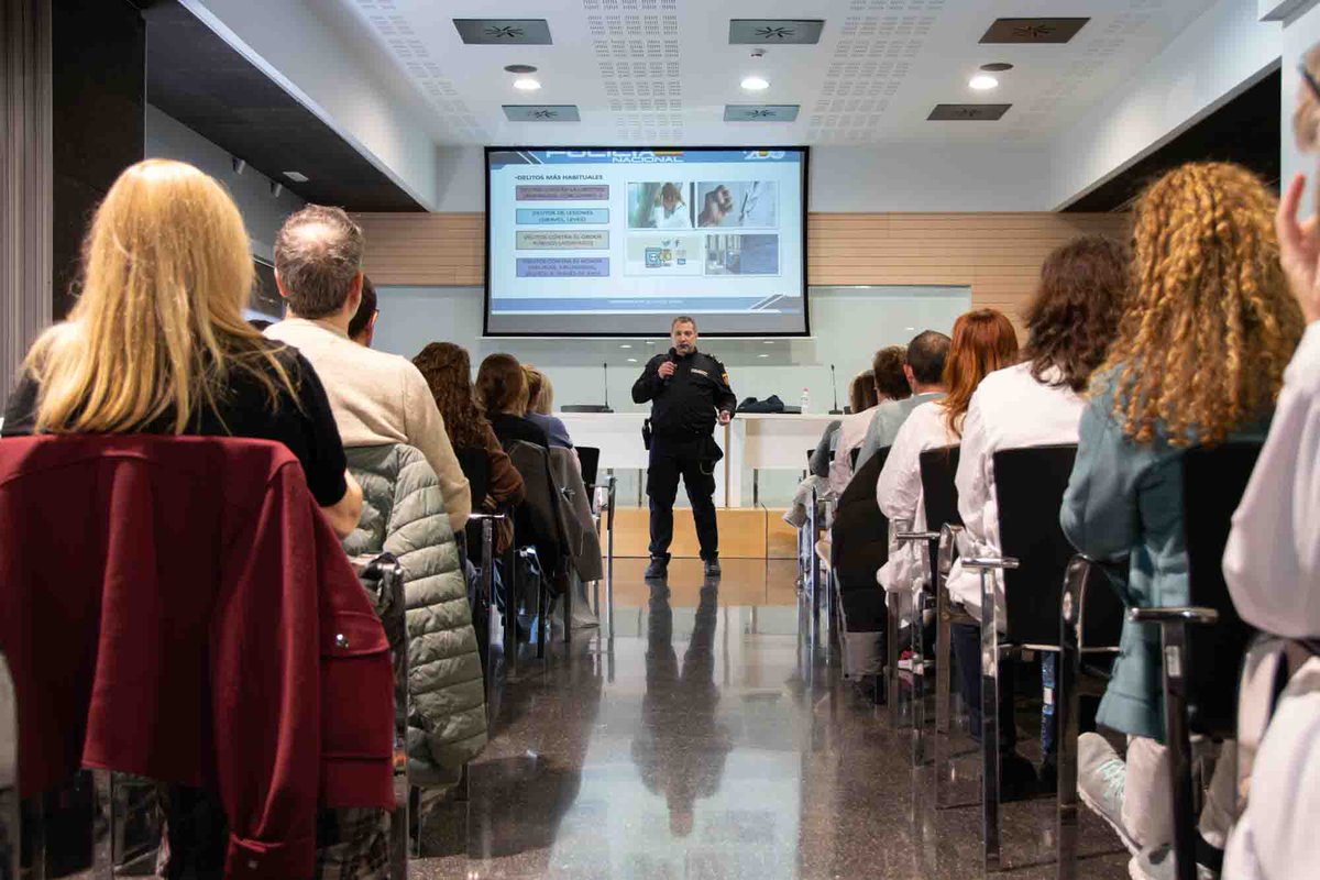 DeniaHospital's tweet photo. ✨ Hoy hemos realizado en el Hospital de Dénia la Formación en Prevención de Agresiones, impartida por la Unidad de PRL y la Policía Nacional, para dotar a nuestros profesionales de herramientas para prevenir, identificar y actuar ante situaciones de riesgo https://t.co/mz1doWqRX2