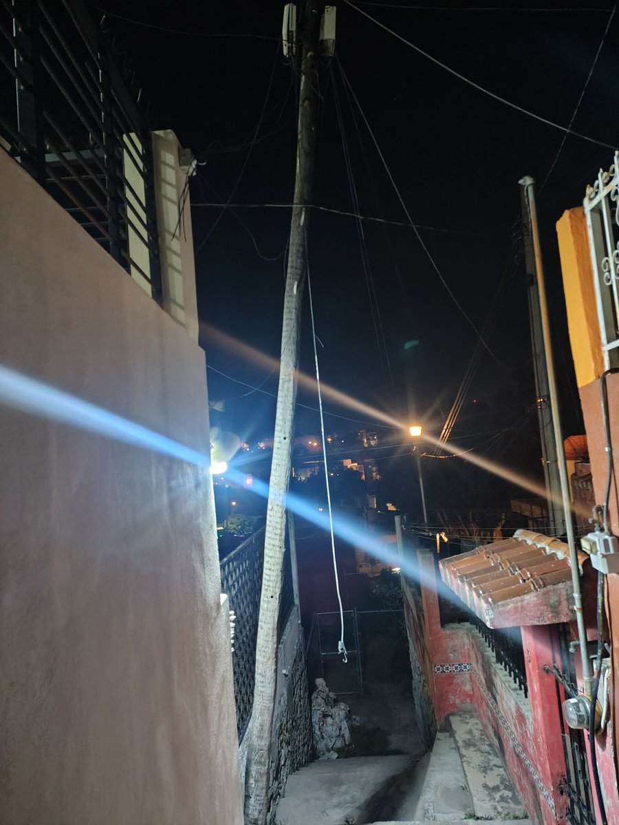 karamrlox's tweet photo. @laredcincoradio buen día....nos pueden ayudan por favor con el reporte de este poste, está apunto de caerse https://t.co/v6K58PzC9N