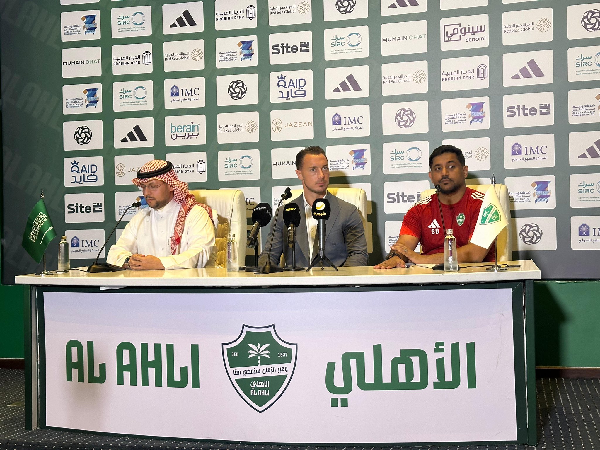 ماتياس يايسله مدرب فريق الأهلي في المؤتمر الصحافي: -الشعور غريب، أمس كنا في مؤتمر مباراة الهلال واليوم نحن في مؤتمر مباراة الحزم،. وهذا دليل على ضغط جدولة المباريات. #الأهلي_الحزم 