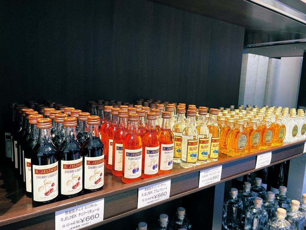 BarPalinka's tweet photo. 明日から始まる松屋銀座Ginza Valentine Worldに伴い、期間限定でonewの一部商品及びミニボトルを販売いたします！

シュナップスやリキュールを揃えています。
※パーリンカはありません。
2/11には限定商品も並びます。乞うご期待。

場所: 松屋銀座地下一階お酒売り場
販売期間:2/4(水)〜2/14(土) https://t.co/AZIqJD1RgA