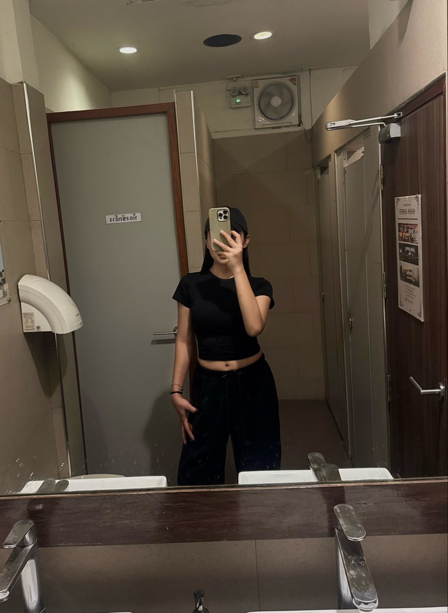 menaaaaaahaha's tweet photo. all black ⚫️👀 https://t.co/zUnLdFA0Wl