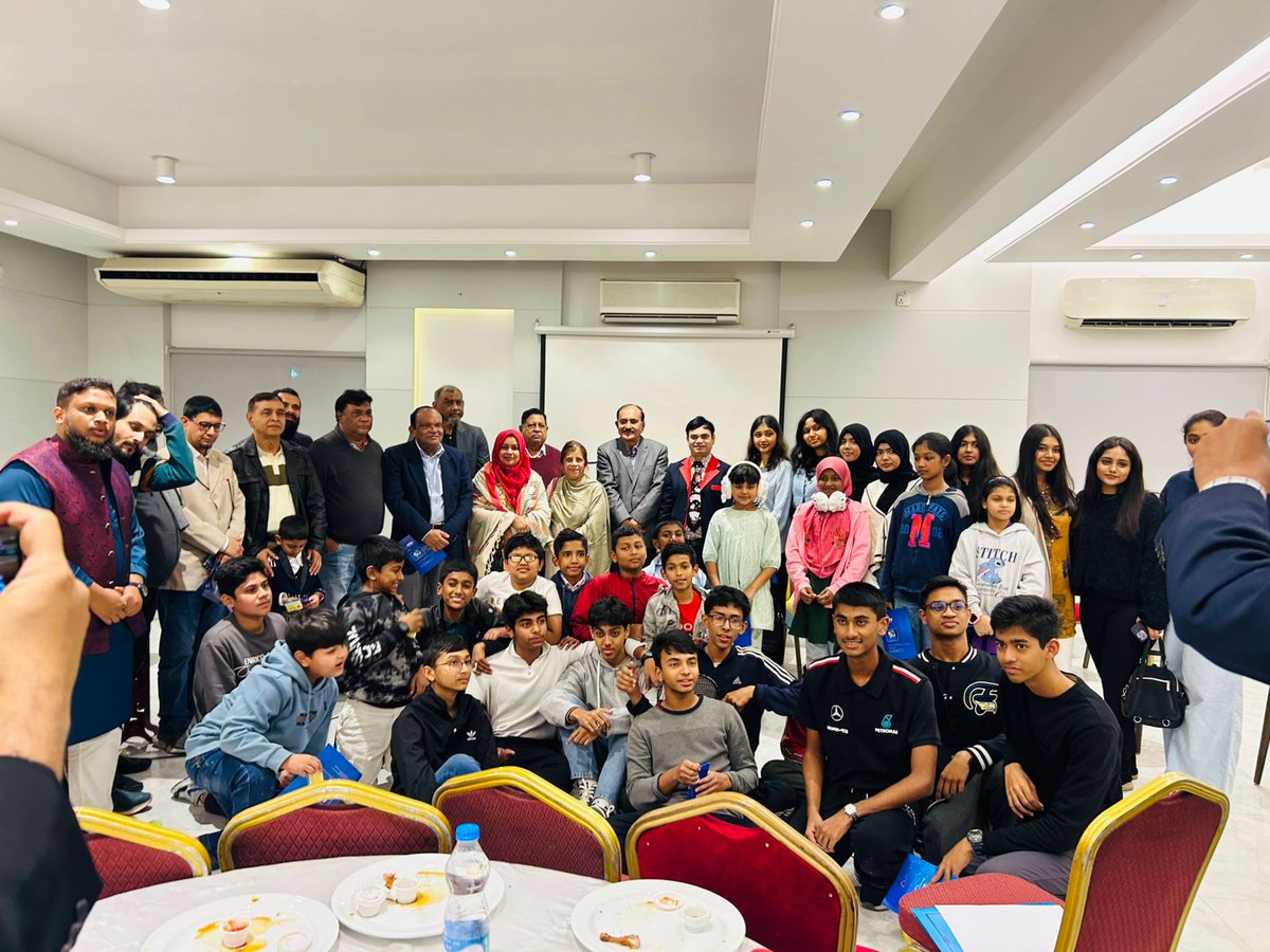 magiceventbd's tweet image. ✨Cheers to all the champions of the Badminton Tournament!
🪄Celebrating victory, teamwork &amp;amp; sportsmanship at Banani DOSH Community Club, Dhaka🇧🇩.
Adding extra excitement with a live Magic Show by Magician Omar Sharif in BD.
#BadmintonTournament #MagicShow #MagicianOmarSharif #BD