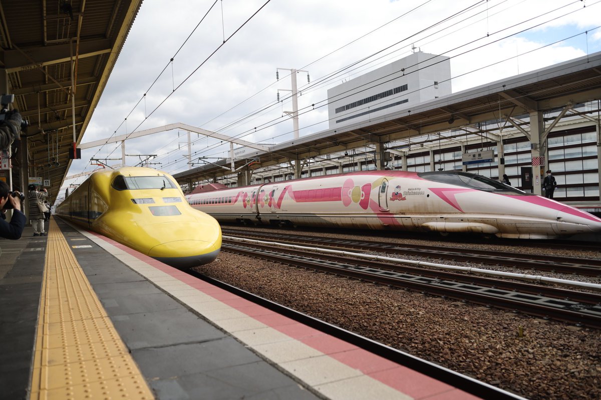 ハローキティ新幹線との並び後何回撮れるんやろ ラストが近付いてる