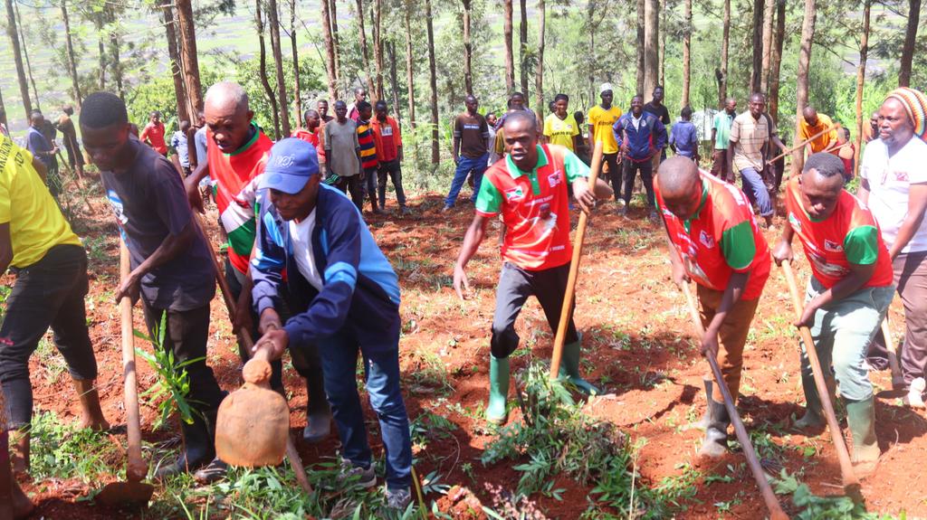 CnddFddButanyer's tweet photo. #Kirundo 3/2/2026:Arikumw n'umukuru w'imbonerakur mu komine #Félix,umukuru w'umuhari w'imbonerakur mu ntara #Butanyerer #NZAMBIMANA_Jean_Claude yagendey imirima y'amavoka y'imbonerakur mu mazon ya #gihosha na #Gikuyo mu ntumber yo kubahimiriz kuyatera ku bwinsh no kubater'intege https://t.co/cUOuS60JlS