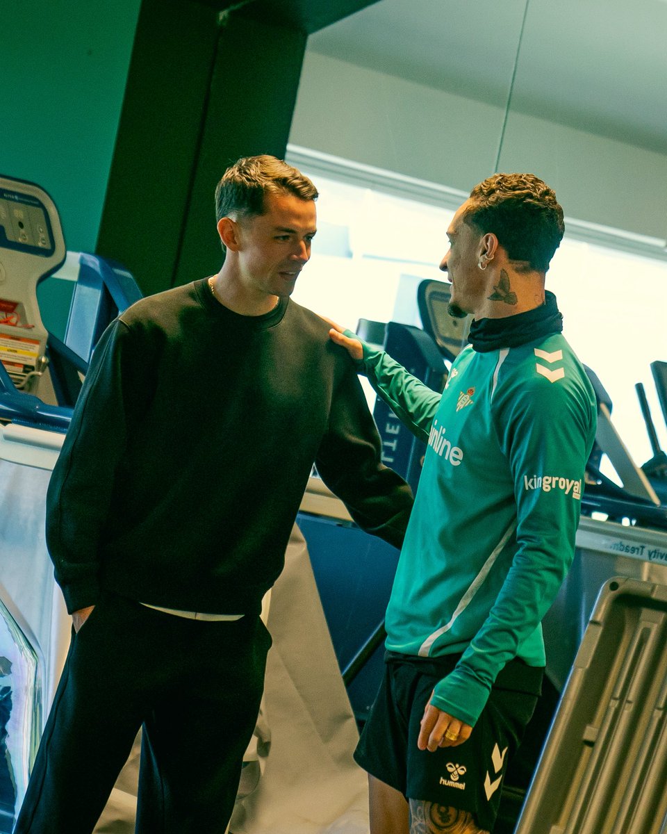 RealBetis's tweet photo. ¡El bueno de @Alvaro10fidalgo ya está aquí! 🤩💚 https://t.co/661eHaY4CK