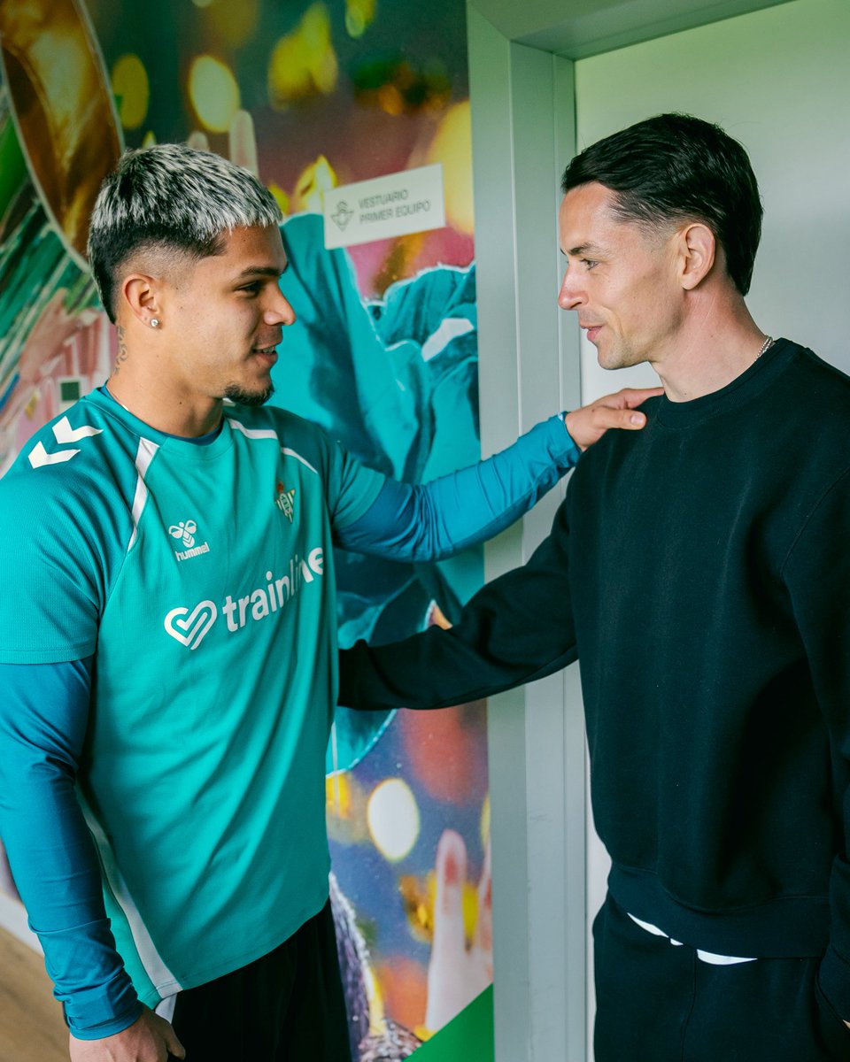 RealBetis's tweet photo. ¡El bueno de @Alvaro10fidalgo ya está aquí! 🤩💚 https://t.co/661eHaY4CK