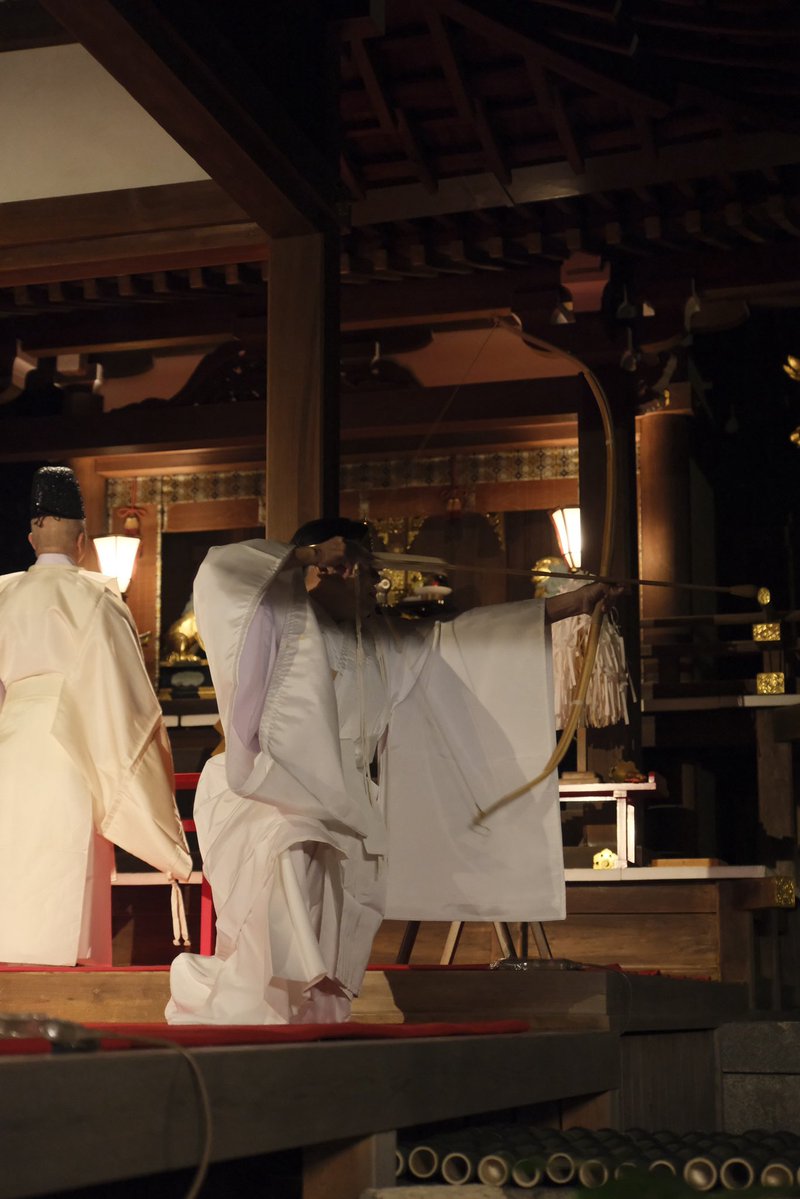 #節分 の本日、 #節分星祭 を斎行いたしました。
きんと冷え込む冬の夜にも関わらず、多くの方に見守られながら拝殿にて「いんよー」の掛け声とともに鏑矢（かぶらや）を放つことができました。
明日からの一年、皆さまに平らかな日々が訪れますように。

#晴明神社 #京都 #seimeijinja