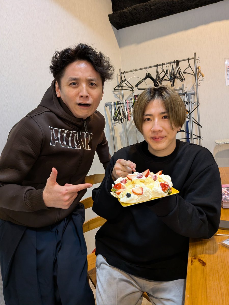 sugurutanaka16's tweet photo. #贋作義経千本桜

稽古をぐんぐん進行中に
いきなりのハッピーバースデーソング！

今日2/3は村瀬くんの誕生日！
この5年間、毎年大阪で
年々逞しくなる姿をお祝いしている
改めておめでとう！！
な今その時☆

箱を開けたら
随分個性的な🎂

エルタマ企画も2/9まで受付中！
https://t.co/S4fAr0uUZa https://t.co/Y6Ov4FtORP