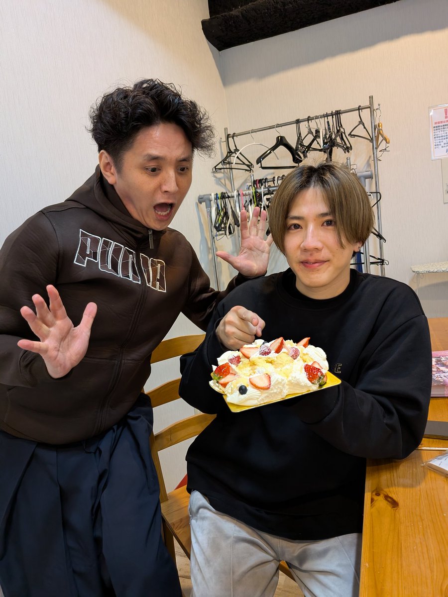 sugurutanaka16's tweet photo. #贋作義経千本桜

稽古をぐんぐん進行中に
いきなりのハッピーバースデーソング！

今日2/3は村瀬くんの誕生日！
この5年間、毎年大阪で
年々逞しくなる姿をお祝いしている
改めておめでとう！！
な今その時☆

箱を開けたら
随分個性的な🎂

エルタマ企画も2/9まで受付中！
https://t.co/S4fAr0uUZa https://t.co/Y6Ov4FtORP