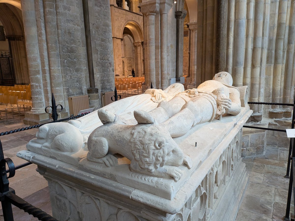 catecawley's tweet photo. The Arundel Tomb #Chichester Cathedral #Sussex c.1375. #Tomb of Richard Fitzalan 10th Earl of #Arundel d.1376 &amp; his 2nd wife Eleanor of Lancaster d.1372. Both buried in the Chapter House of Lewes #Priory, tomb later moved after Dissolution 1537. #TombTuesday https://t.co/ymVR2KVVDl
