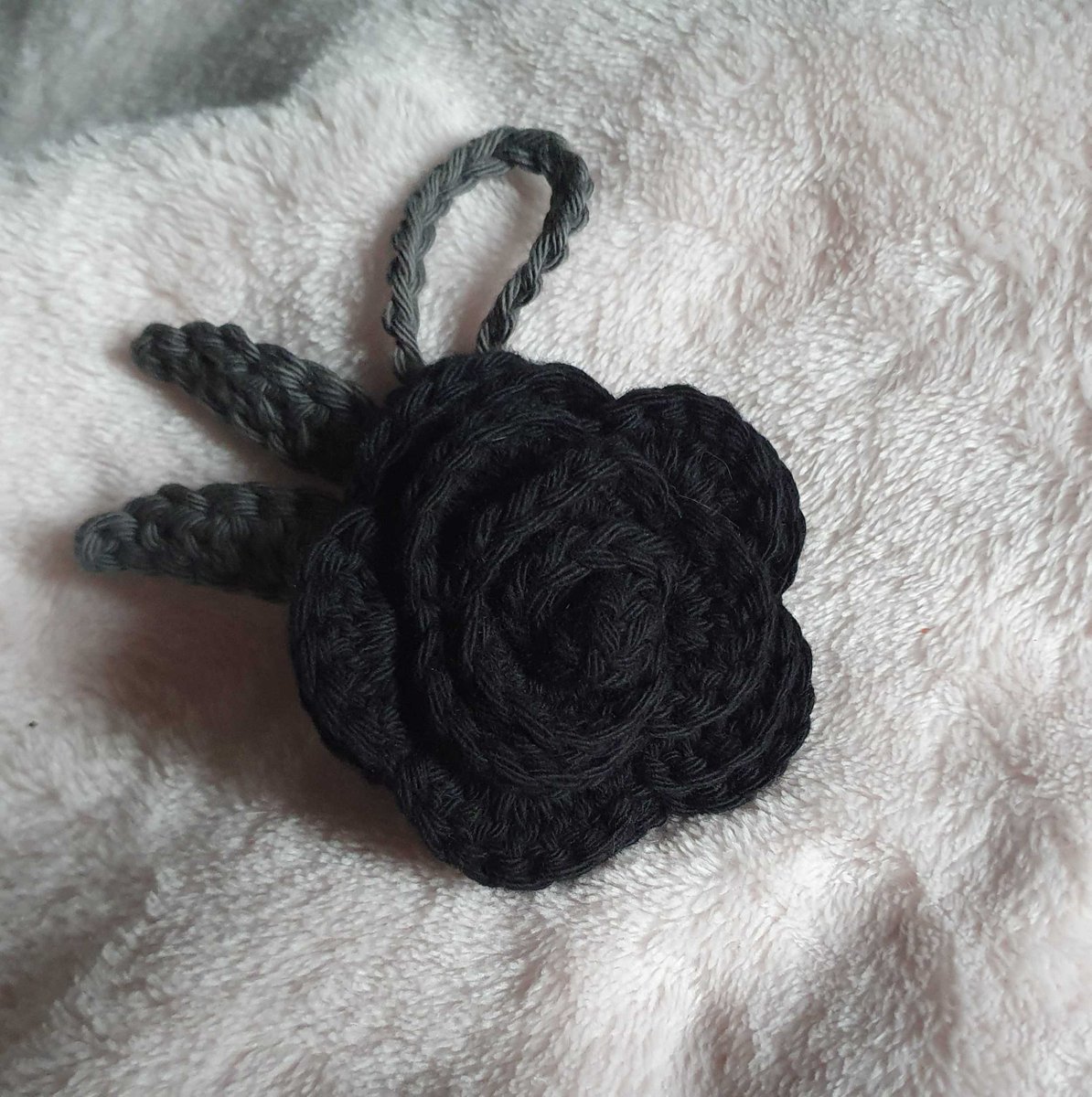 I crocheted a little rose keychain inspired by a minecraft wither rose ♡