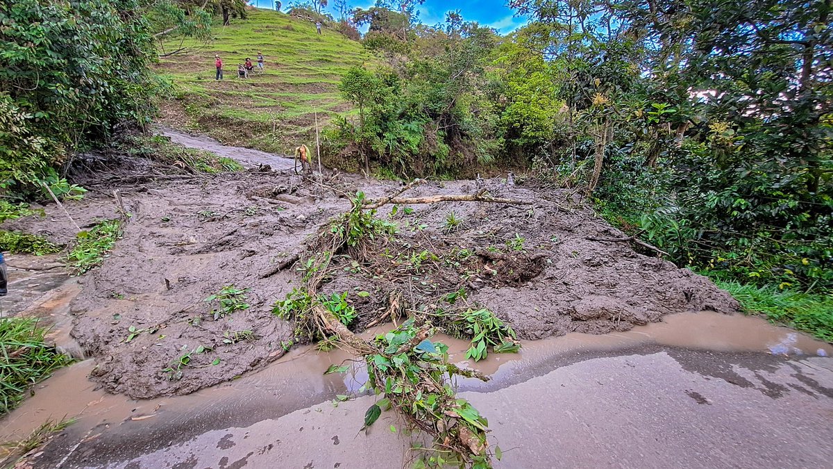 Por derrumbes tras fuertes lluvias están incomunicados los habitantes de Guadalupe con Oiba, Santander. En la zona hay maquinaria amarilla trabajando en la remoción de los escombros. #Invierno #Santander #Oiba #Guadalupe #Vías #Movilidad