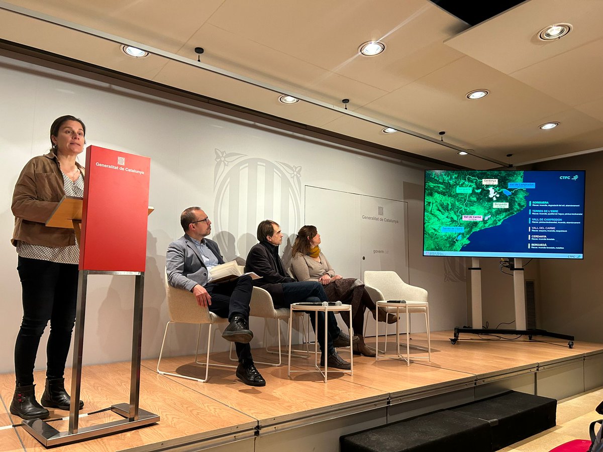ctforestal's tweet photo. 🗣️El #CTFC participa en la sessió informativa "Ajuts a paisatges agroforestals #resilients: creació de projectes col·laboratius" amb en Francesc Cano, la Roser Maneja i la Núria Aquilué, qui ha explicat com aquestes eines ajuden a planificar territoris més adaptats al futur🌲 https://t.co/85gJ6I0bda