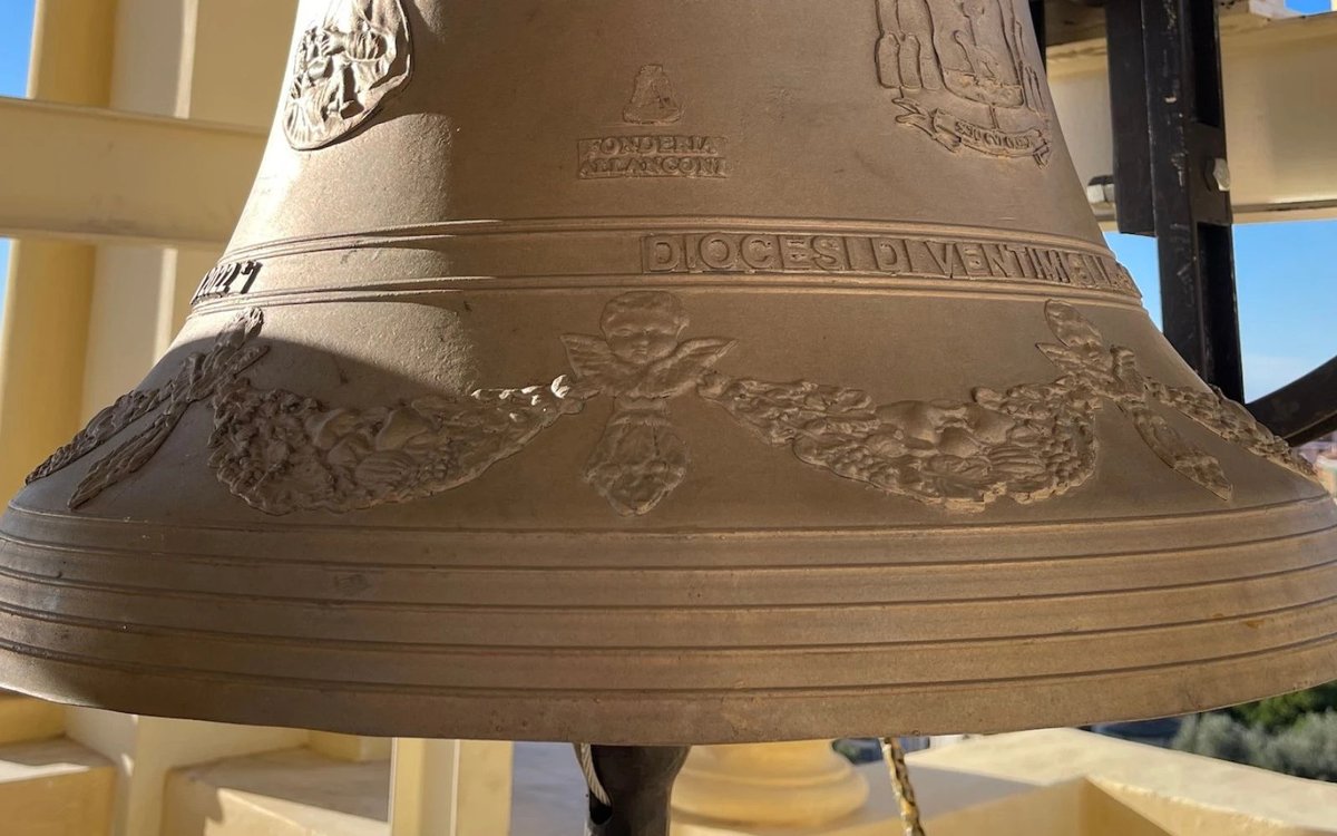 La campana que suena cada día en memoria de los no nacidos: “El aborto no es un derecho, es un delito” aciprensa.com/noticias/12171…