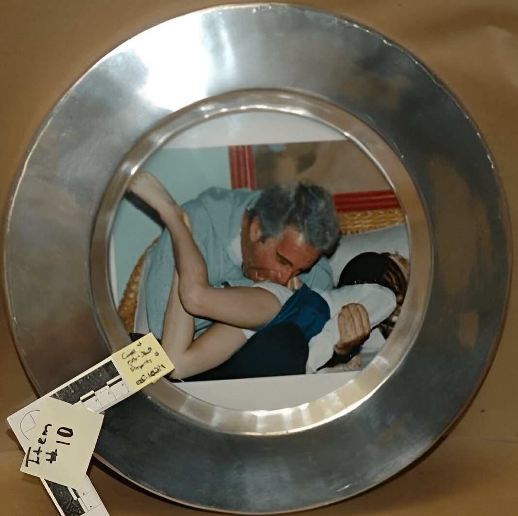 DaniMayakovski's tweet image. "Una niña de entre 11 y 13 años, fue atada y desnuda. La víctima aparece atada al suelo y con los brazos y piernas extendidos, junto a quién parece ser Jeffrey Epstein, que sostiene una lupa y la tortura quemándola".

Esta denuncia del FBI afirma que Epstein torturaba a niñas,…