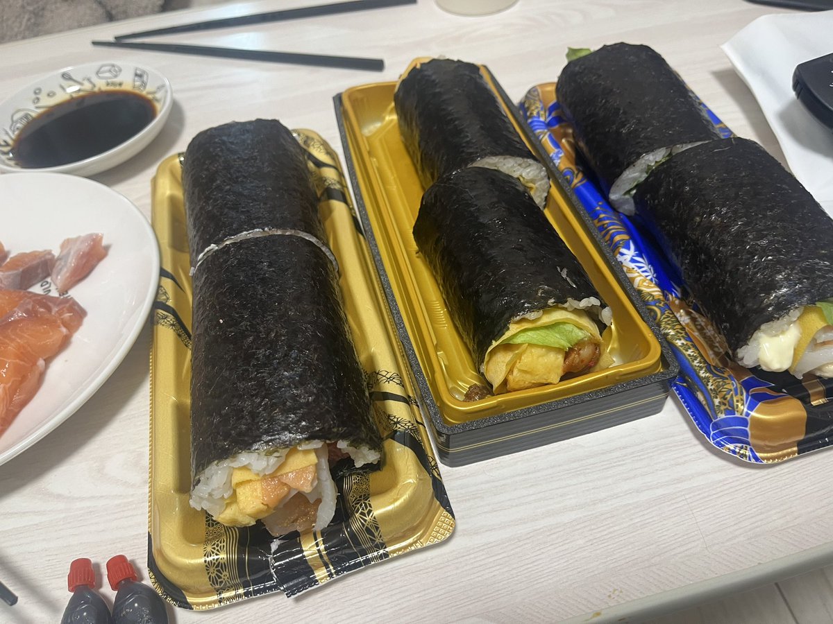 _chomosuke's tweet image. サラダ巻き、肉のやつ、海鮮と、サーモン。つまり、血糖値スパイク