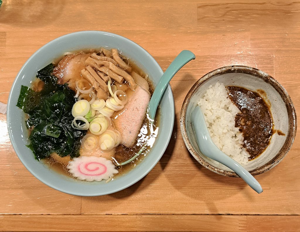 setsumen's tweet image. 静岡市葵区紺屋町
麺屋燕 豚中華そば専門店さん
肉わかめ(醤油)
ミニカレー(ラーメン注文でつく無料の小ライスに券売機から熟成カレー券を購入で)
#ラーメン #静岡 #葵区 #紺屋町 #麺屋燕 #麺屋燕豚中華そば専門店 #静岡ラーメン #ramen