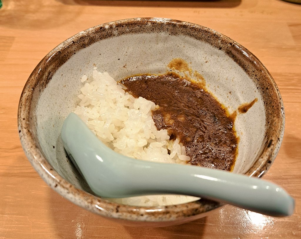 setsumen's tweet image. 静岡市葵区紺屋町
麺屋燕 豚中華そば専門店さん
肉わかめ(醤油)
ミニカレー(ラーメン注文でつく無料の小ライスに券売機から熟成カレー券を購入で)
#ラーメン #静岡 #葵区 #紺屋町 #麺屋燕 #麺屋燕豚中華そば専門店 #静岡ラーメン #ramen
