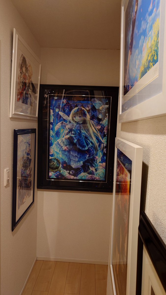 #こんな部屋でも引かないよって人RT

引越し後やっと版画飾ること出来ました♪

玄関入って部屋に行くまでの階段に23枚全て置くことができた‼️
前の家より多く飾れるように。まだまだ増やせるってこと！！？？