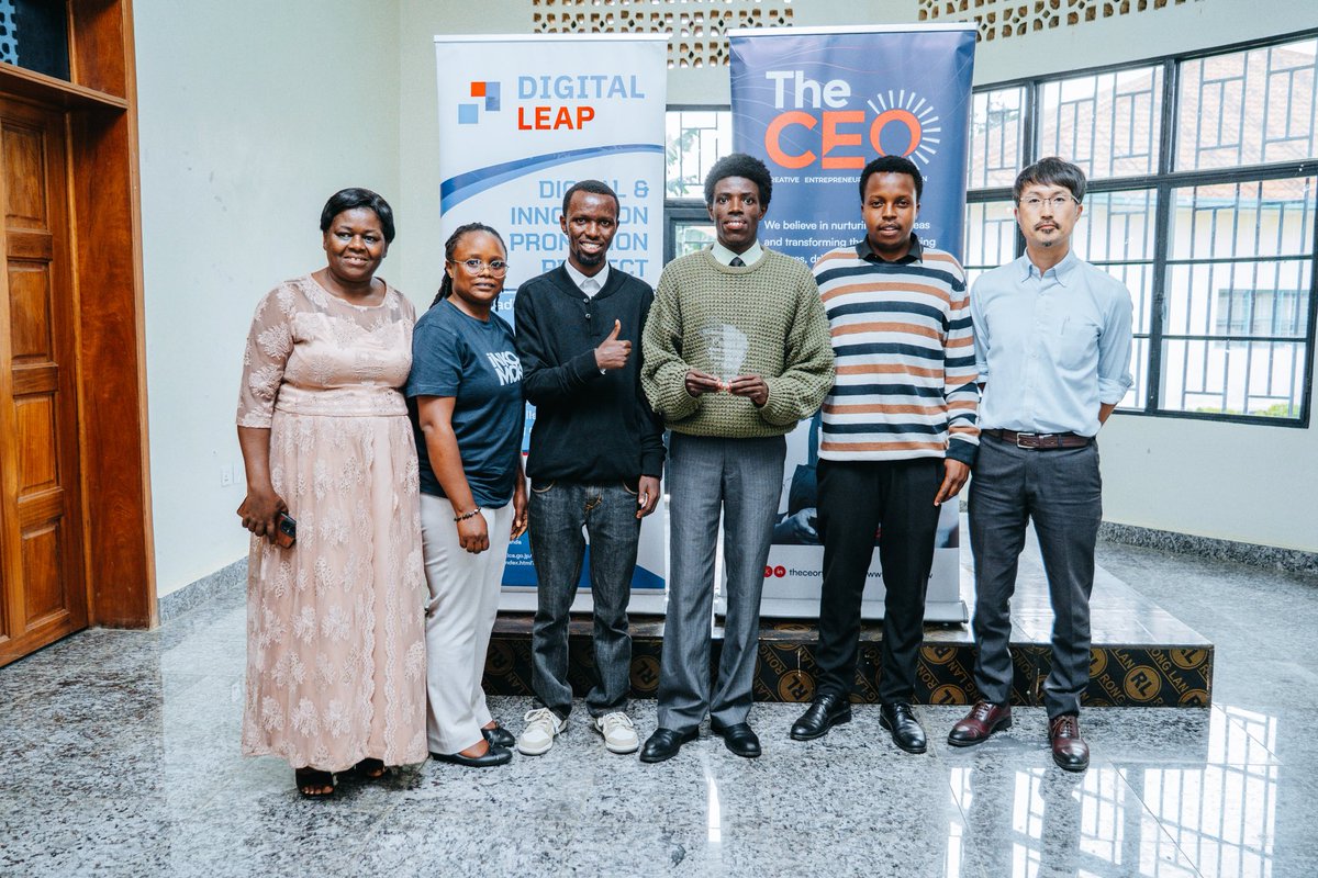 HangaHubs's tweet photo. The day closed with evaluation, awards, certification, and a group photo, a milestone moment for founders and the innovation ecosystem.

@JicainRwanda @RISARwanda @HubMusanze @Theceorw https://t.co/d7uhDKgqpk