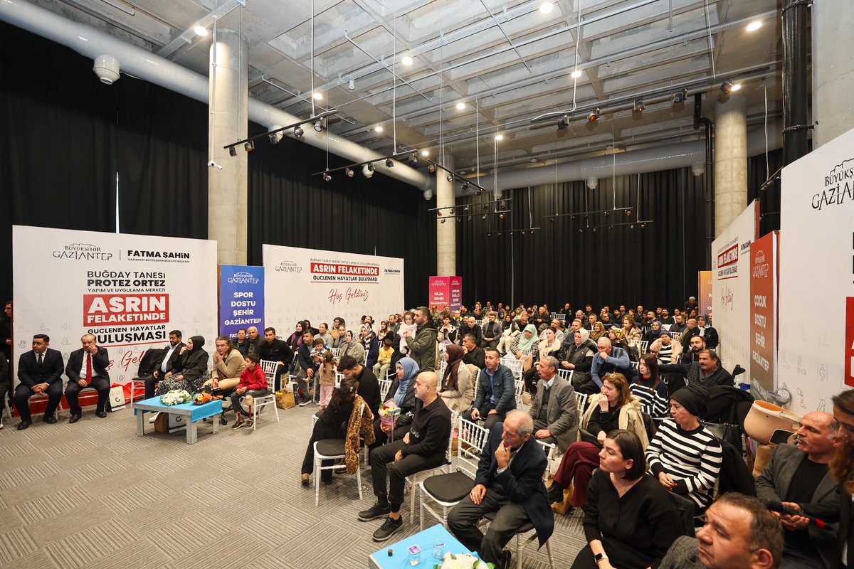 Acının en ağır yüzüne tanıklık ettik; yine de umudun nasıl yeşerdiğini gördük.

Deprem sonrası hayata yeniden tutunmaya çalışan vatandaşlarımız ile bir araya geldik. 

Yanlarında olmak, onların hikâyesinde küçük bir iz bırakmak bile tarifsiz bir değer.

Birlikteyiz, her daim