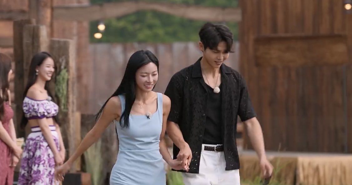 Farahacreations's tweet image. does it ever                         just how fast the
drive you crazy…               night changes?

 #SinglesInferno5