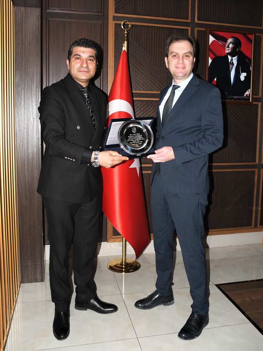 Karayolları 8.Bölge Müdürünüz Sayın Yusuf Güneş’e sürdürülebilir bir geleceğe olan inancımızla hayata geçirdiğimiz KUPA ( kum pist atığı geri dönüşümü ) projemize vermiş olduğu değerli desteğinden dolayı teşekkür plaketimizi taktim ettik.
“DOĞAYA SAYGI GELECEĞE IŞIKTIR”