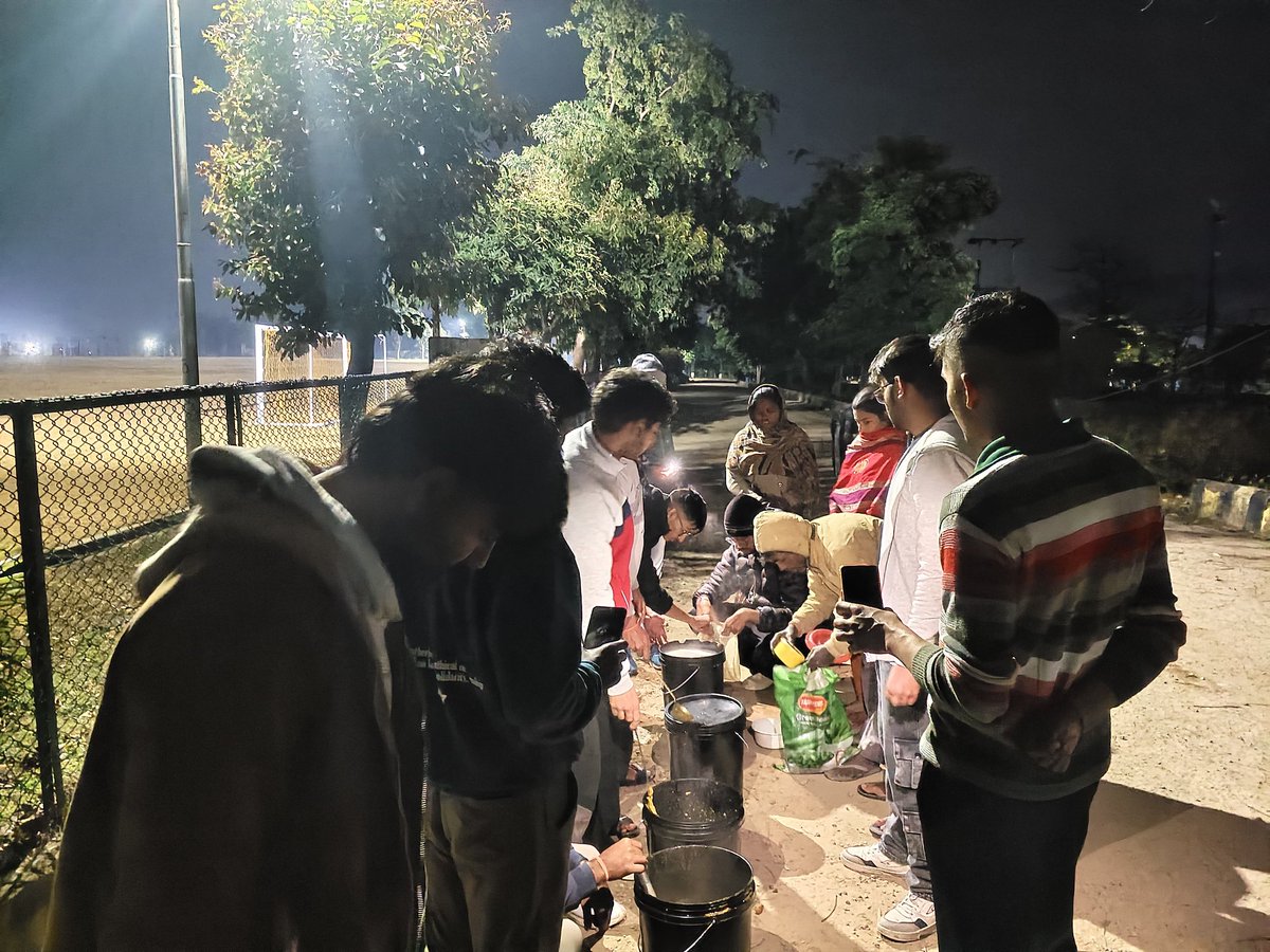 NSSsmvdu's tweet photo. अन्नपूर्णा सेवा पहल
At NSS SMVDU, service is not occasional — it’s daily.
Our volunteers collect leftover food from mess every single day and serve it to the hardworking construction workers on campus.
A small effort, done consistently, to ensure no food is wasted. https://t.co/Aosotwnsne