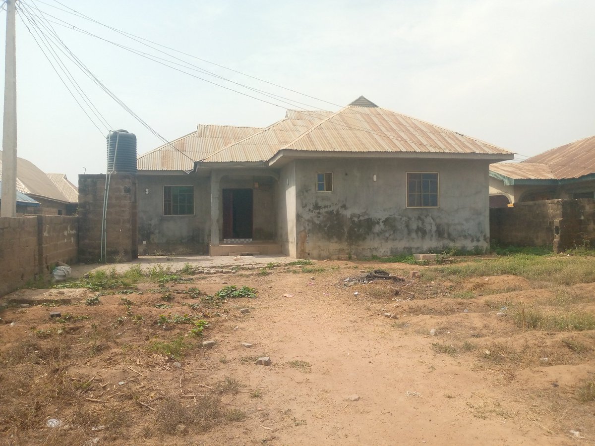 Adewuyi_247's tweet image. Sales update 

2 bedroom bungalow On a plot of land fenced and gated.

Location: Ajegunle area, off asa dam road, Ilorin

Title: Deed of agreement

Price: 15m asking

Grammy Davido Ademola Lookman Al Hilal Benzema Ronaldo Tyla Obi Cubana Seyi Tinubu #CarabaoCup Chelsea #30BG