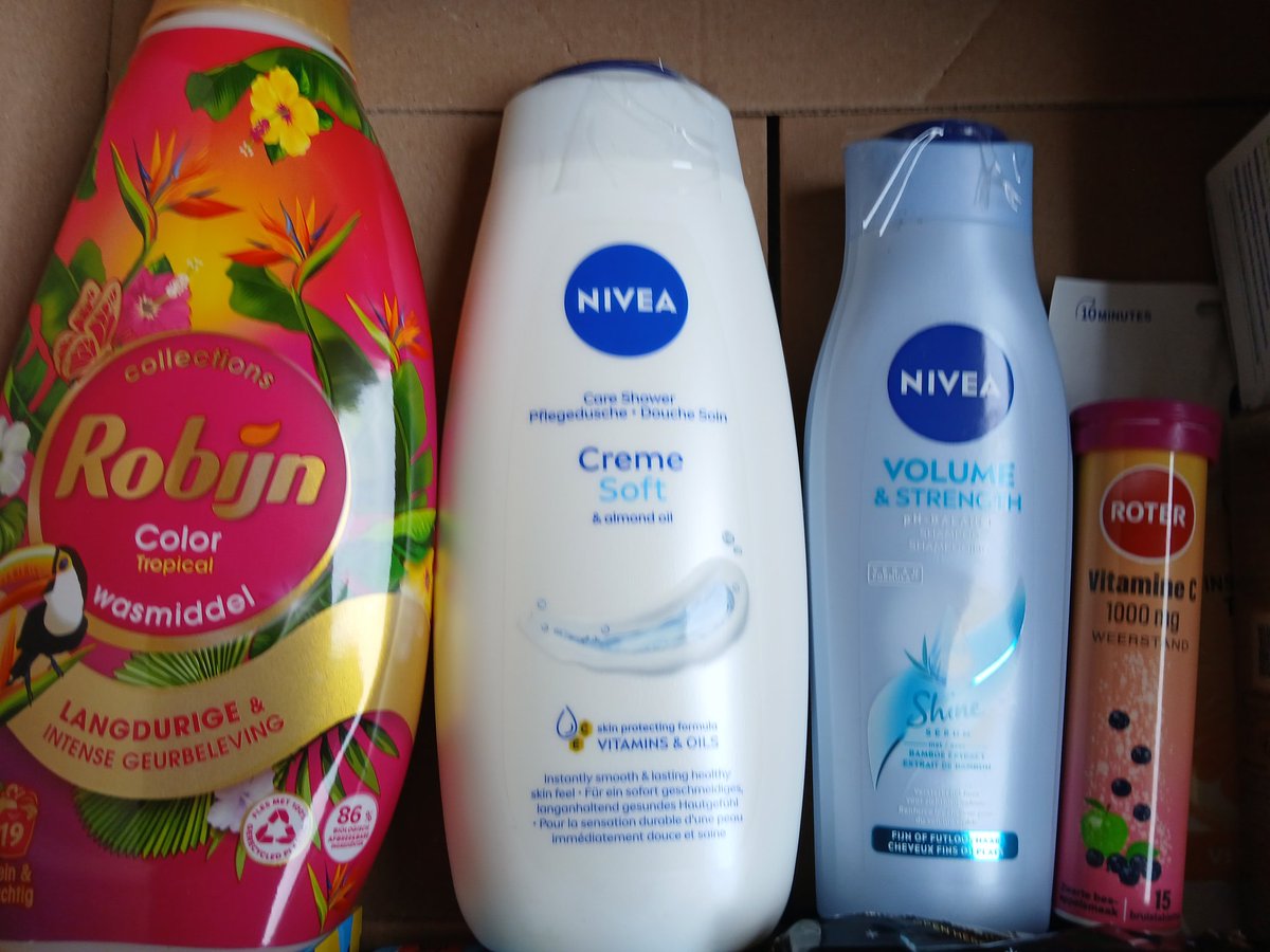 MaritzaVisser's tweet image. Directe hulp waar nodig #HouVast

Met dank aan @kinderhulp voor de menstruatieproducten en @Armoedefonds voor de verzorgingsproducten.

De nieuwe jas kreeg ik van een anonieme donateur ❤️

Ook helpen? 📞 06 28392764 (werkdagen van 9-16 uur) #doneer #kleding