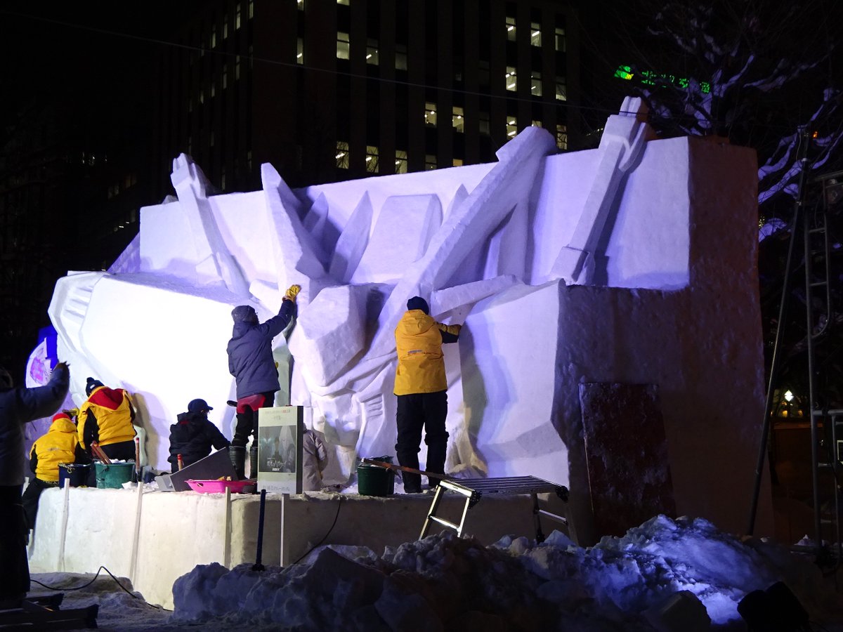 ezorisu73's tweet photo. 制作中の「Ξ(クスィ―)ガンダム」中雪像その５
雪まつり開催に向け仕上がってきました。
#さっぽろ雪まつり #閃光のハサウェイ https://t.co/j9HDLtxNys