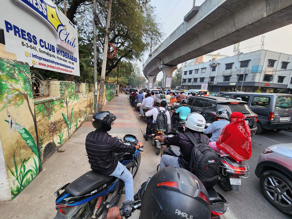 semacet apapun, di india ga ada yang tega naik ke trotoar