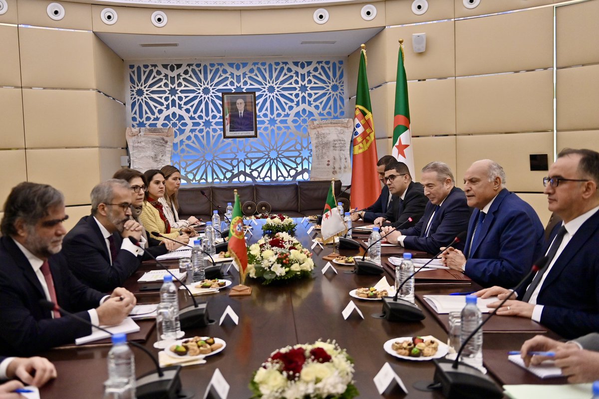 ambalgerieparis's tweet image. Réunion à #Alger 🇩🇿 entre Monsieur le Ministre d'État @AhmedAttaf_Dz et son homologue du @nestrangeiro_pt 🇵🇹, Monsieur @PauloRangel_pt.

#Algérie #Portugal